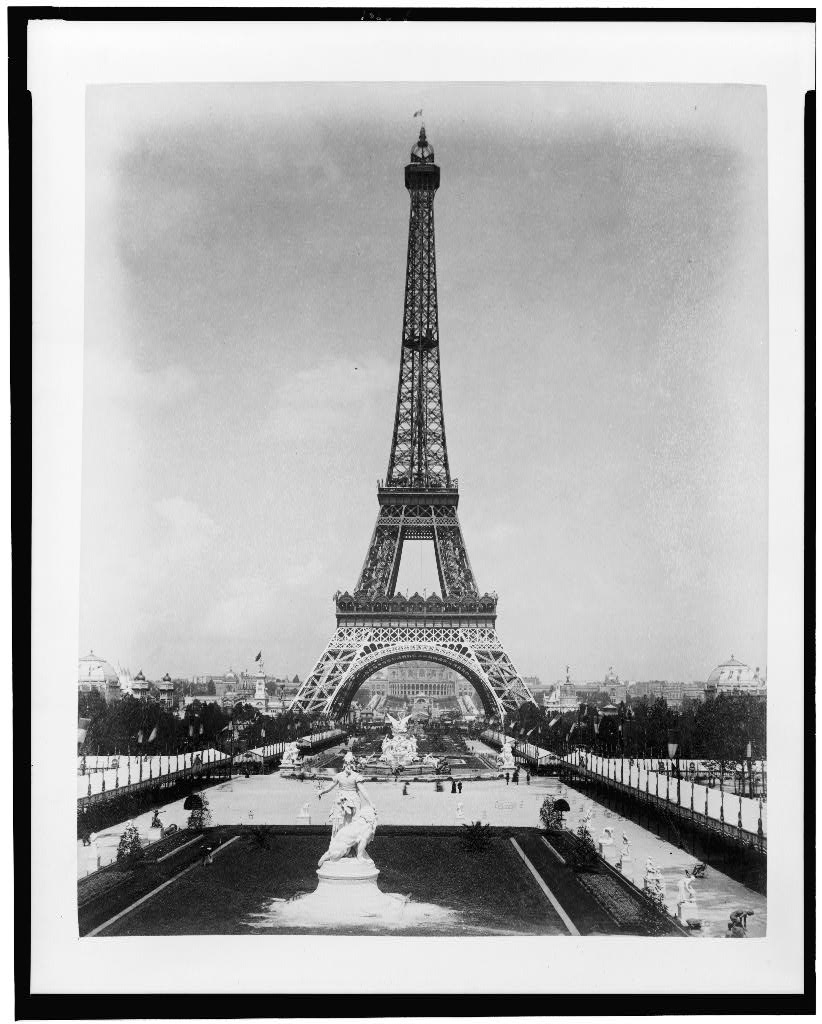 La tour Eiffel vue depuis l’Exposition universelle de Paris en 1889